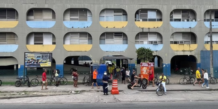Ciep Custódio Siqueira, no Parque Calabouço, em Campos dos Goytacazes, registra grande movimentação de eleitores no segundo turno das eleições 2026.