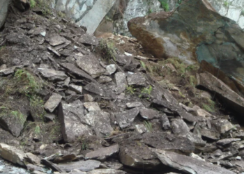 Deslizamento de terra atingiu três imóveis em Macaé, deixou 15 pessoas desalojadas e levou moradores a cobrarem obras de contenção na região.