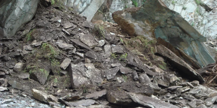 Deslizamento de terra atingiu três imóveis em Macaé, deixou 15 pessoas desalojadas e levou moradores a cobrarem obras de contenção na região.