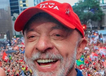 Lula é reeleito presidente do Brasil em 2026 após vencer Flávio Bolsonaro no segundo turno. Confira os resultados da apuração e os detalhes da vitória.