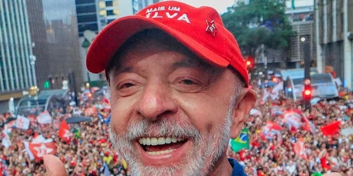Lula é reeleito presidente do Brasil em 2026 após vencer Flávio Bolsonaro no segundo turno. Confira os resultados da apuração e os detalhes da vitória.