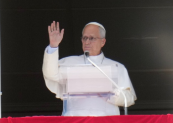 Papa Leão XIV anuncia cirurgia para retirar nódulo no pulmão. Vaticano prevê internação de uma semana e informa que a lesão foi detectada cedo.