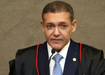 TSE determina a suspensão do canal “Exército do Lula”, com cerca de 3,3 milhões de participantes, após pedido da campanha de Flávio Bolsonaro.