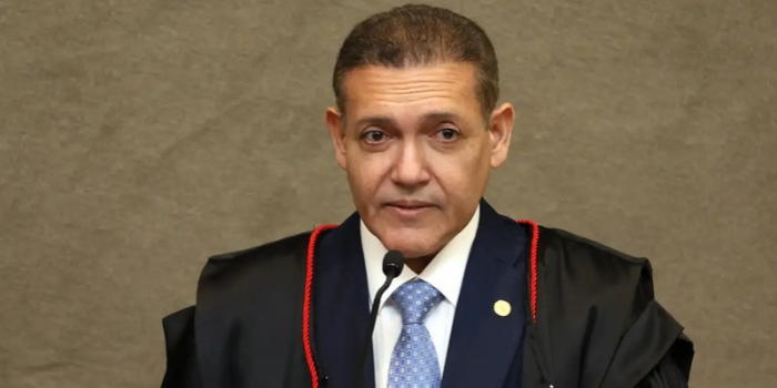 TSE determina a suspensão do canal “Exército do Lula”, com cerca de 3,3 milhões de participantes, após pedido da campanha de Flávio Bolsonaro.