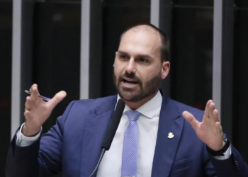 Eduardo Bolsonaro tem condenação definitiva pelo STF no caso do tarifaço dos EUA. Saiba o que muda com a ordem de prisão.