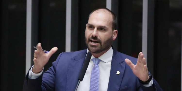 Eduardo Bolsonaro tem condenação definitiva pelo STF no caso do tarifaço dos EUA. Saiba o que muda com a ordem de prisão.
