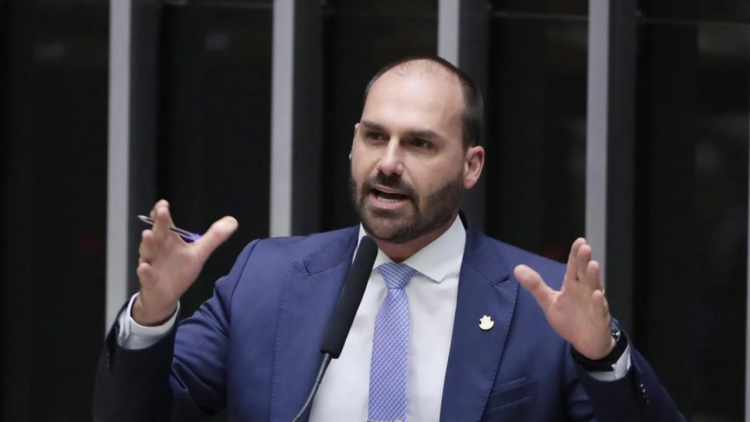 Eduardo Bolsonaro tem condenação definitiva pelo STF no caso do tarifaço dos EUA. Saiba o que muda com a ordem de prisão.