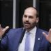 Eduardo Bolsonaro tem condenação definitiva pelo STF no caso do tarifaço dos EUA. Saiba o que muda com a ordem de prisão.