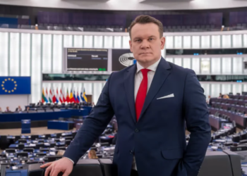 Duas brasileiras buscam ajuda do Itamaraty após eurodeputado polonês divulgar foto e ameaçar deportação por apoio a Lula.