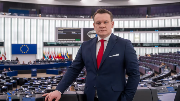 Duas brasileiras buscam ajuda do Itamaraty após eurodeputado polonês divulgar foto e ameaçar deportação por apoio a Lula.