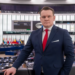 Duas brasileiras buscam ajuda do Itamaraty após eurodeputado polonês divulgar foto e ameaçar deportação por apoio a Lula.