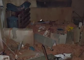 Deslizamento atingiu residências na Rua Chile, no Campo do Oeste, e obrigou moradores a deixarem os imóveis.