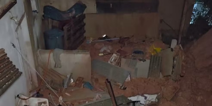 Deslizamento atingiu residências na Rua Chile, no Campo do Oeste, e obrigou moradores a deixarem os imóveis.