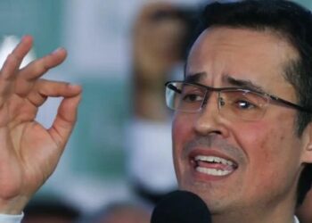 Defesa de Deltan pede adiamento e TSE suspende análise do registro de candidatura do senador eleito pelo Paraná.