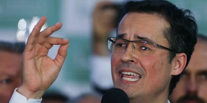 Defesa de Deltan pede adiamento e TSE suspende análise do registro de candidatura do senador eleito pelo Paraná.