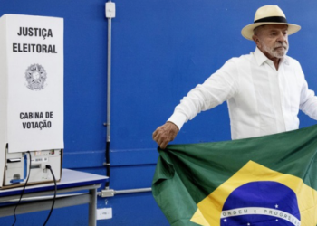 Lula aparece à frente em mais países no exterior, enquanto Flávio Bolsonaro soma mais votos nos primeiros boletins divulgados.