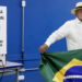 Lula aparece à frente em mais países no exterior, enquanto Flávio Bolsonaro soma mais votos nos primeiros boletins divulgados.