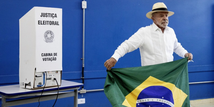 Lula aparece à frente em mais países no exterior, enquanto Flávio Bolsonaro soma mais votos nos primeiros boletins divulgados.