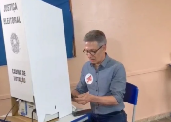 TRE-MG vai apurar entrada de Romeu Zema com celular na cabine de votação neste domingo. Candidato afirma que não registrou o voto.