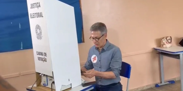 TRE-MG vai apurar entrada de Romeu Zema com celular na cabine de votação neste domingo. Candidato afirma que não registrou o voto.