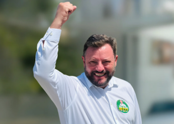 Doação de R$ 1 mil apareceu como R$ 10 trilhões na campanha de Dr. Elcio, em SC. Valor já foi corrigido no sistema eleitoral.