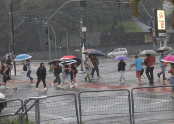 Inmet prevê chuva forte e temporais em áreas das regiões Sul, Sudeste e Centro-Oeste nesta terça-feira (6).