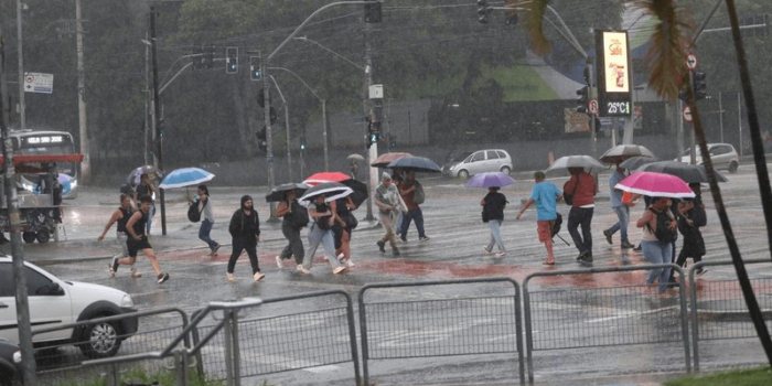 Inmet prevê chuva forte e temporais em áreas das regiões Sul, Sudeste e Centro-Oeste nesta terça-feira (6).