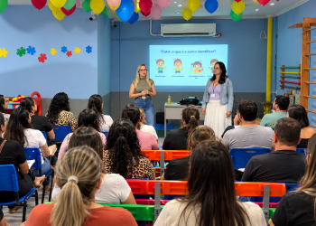 Palestra em Carapebus orienta famílias sobre TDAH, comportamento infantil, dificuldades de aprendizagem e estratégias para melhorar a rotina com os filhos.