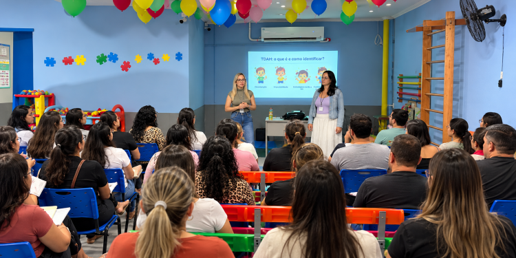 Palestra em Carapebus orienta famílias sobre TDAH, comportamento infantil, dificuldades de aprendizagem e estratégias para melhorar a rotina com os filhos.