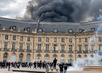 Protestos em Bordeaux terminam em incêndio, depredações e intervenção de policiais de elite no centro da cidade francesa.