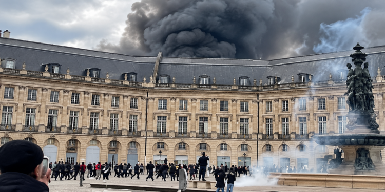 Protestos em Bordeaux terminam em incêndio, depredações e intervenção de policiais de elite no centro da cidade francesa.