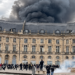 Protestos em Bordeaux terminam em incêndio, depredações e intervenção de policiais de elite no centro da cidade francesa.