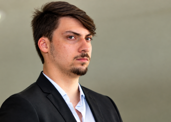 Justiça do DF aceita denúncia contra Jair Renan Bolsonaro e outras cinco pessoas por suspeitas de fraude bancária e lavagem de dinheiro.