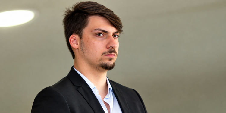 Justiça do DF aceita denúncia contra Jair Renan Bolsonaro e outras cinco pessoas por suspeitas de fraude bancária e lavagem de dinheiro.
