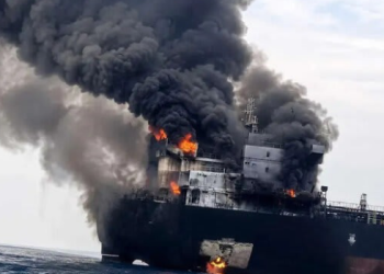Petroleiro é alvo de explosivos no Estreito de Ormuz. Incêndio foi controlado e tripulação não ficou ferida.