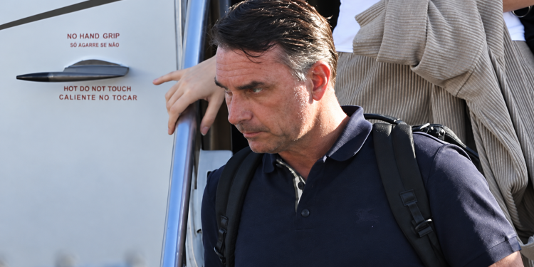 Flávio Bolsonaro contesta resultado da eleição em carta divulgada nos EUA e promete liderar oposição do exterior.