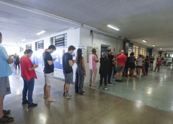 Candidatos ao Governo do Amazonas votam em Manaus neste domingo. Durante a manhã, um eleitor morreu após passar mal dentro de uma seção na Zona Oeste.