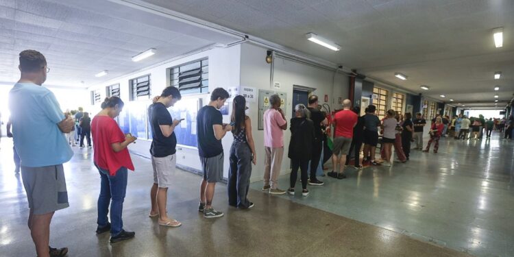 Candidatos ao Governo do Amazonas votam em Manaus neste domingo. Durante a manhã, um eleitor morreu após passar mal dentro de uma seção na Zona Oeste.