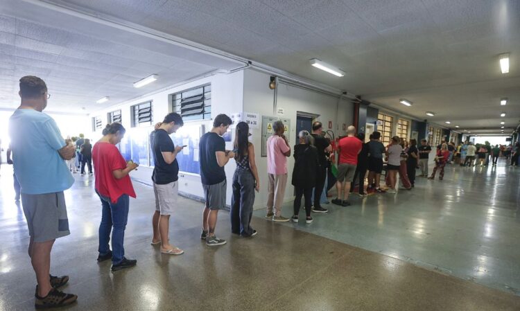 Candidatos ao Governo do Amazonas votam em Manaus neste domingo. Durante a manhã, um eleitor morreu após passar mal dentro de uma seção na Zona Oeste.